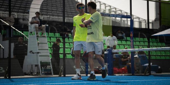 Javi Garrido comentando un punto con su compañero. Foto: Padelnews