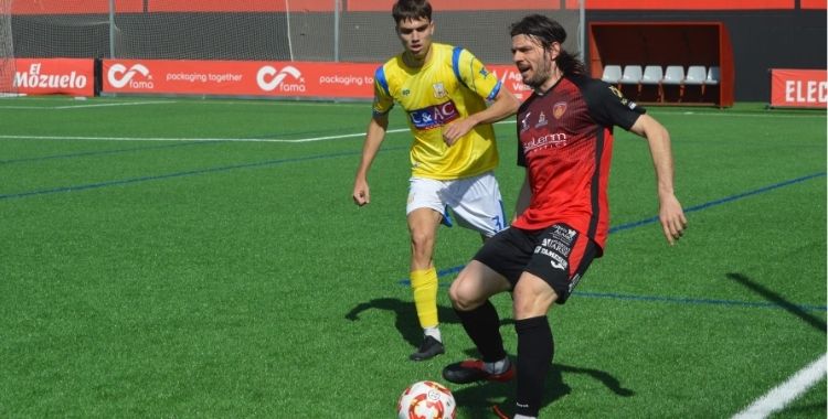 Jugada de Migue García en el encuentro del Salerm Puente Genil ante Coria C.F.