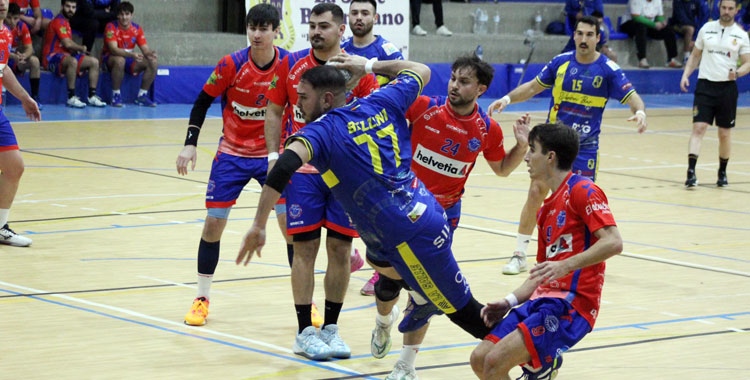 Emanuele Bellini tratando de anotar en seis metros. Foto: La Salle Balonmano