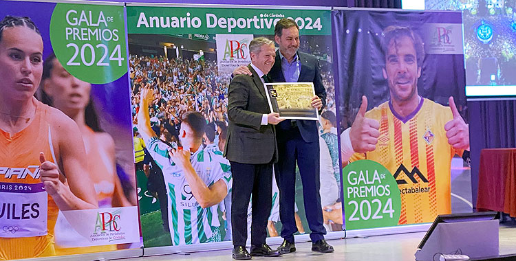 Fernández Monterrubio recogiendo el premio al Córdoba del presidente de la Diputación, Salvador Fuentes. Foto: APDC