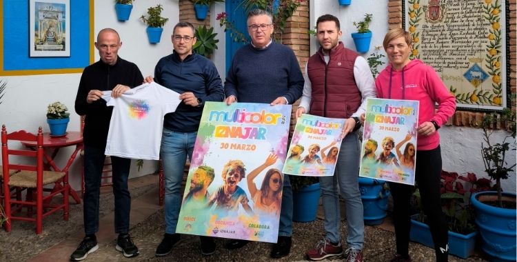 Presentación de la Multicolor Run de Iznájar y de su cartel, con los representantes del evento y el alcalde de Iznájar, Lope Ruiz, el concejal de Deportes, David Padilla, y la técnica de Deportes del Ayuntamiento, Mamen Portillo.