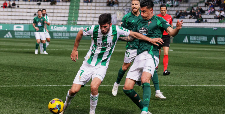 Theo Zidane trata de desembarazarse de un rival en el duelo contra el Racing de Ferrol. Foto: CCF