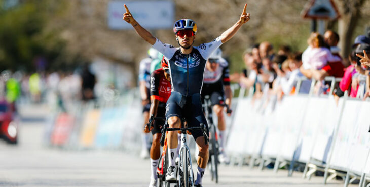 Tom Pidcock entrando vencedor en la meta de Torredelcampo, la etapa previa a la llegada a Córdoba. Foto: @Q36_5ProCycling