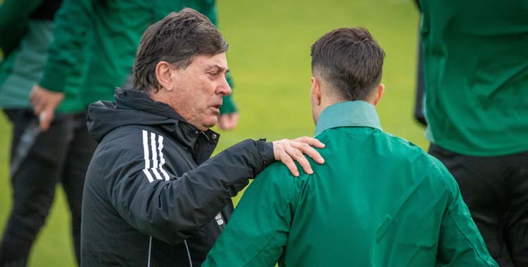 Alejandro Menéndez conversa con uno de sus jugadores.