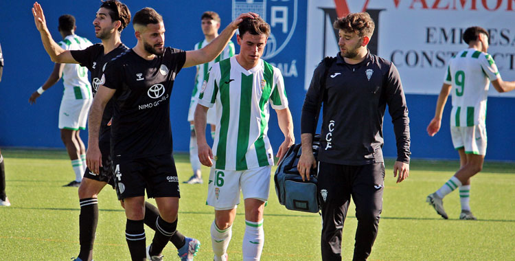 Álvaro Gómez retirándose lesionado del terreno de juego. Foto: CCF