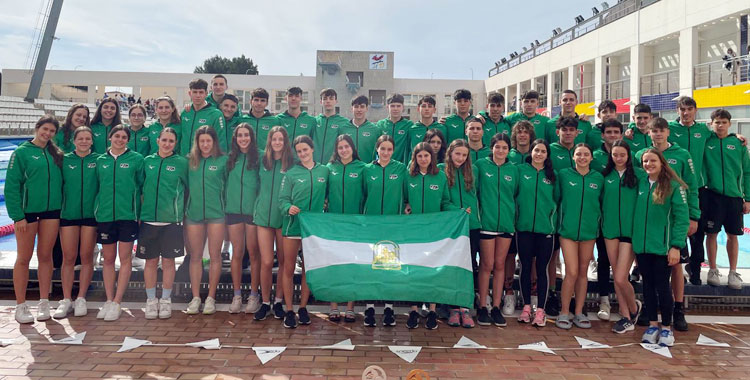 La foto de familia de la expedición andaluza al Campeonato de España por Autonomías en categoría infantil y júnior. Foto: FAN