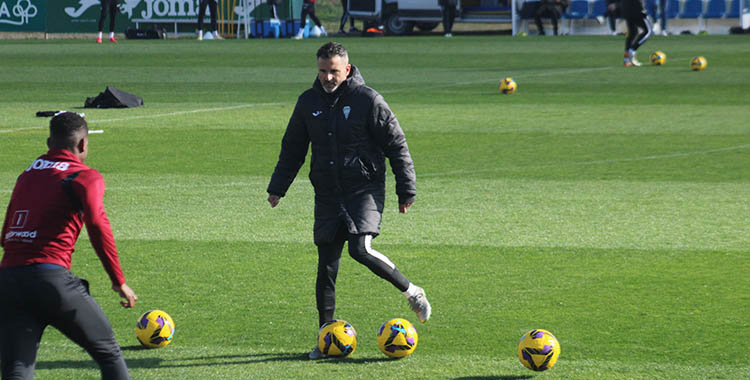 Iván Ania poniendo el balón en juego ante Marvel.