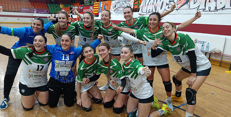 El Salma Adesal celebra la victoria conseguida ante el Handbol Mislata.