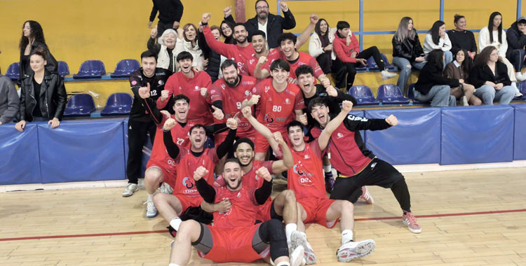 Los jugadores del Cajasur celebran con sus aficionados el triunfo en Melilla. Foto: CBM