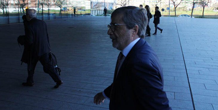 Carlos González esperando su turno de acceso a la Ciudad de la Justicia ante la Guardia Civil.