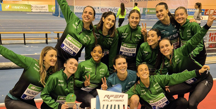 Carmen Avilés con sus compañeras en la Copa Iberdrola.