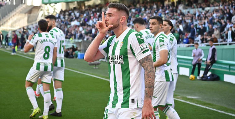 Antonio Casas celebrando su gol con una señal de silencio.
