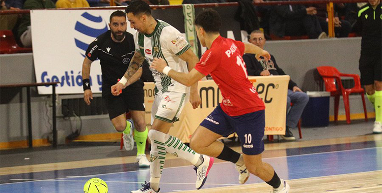 Echavarría controla un balón frente la defensa de Pachu. Foto: Córdoba Patrimonio