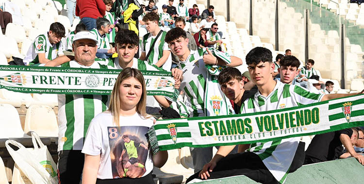 Varios jóvenes cordobesistas mostrando sus colores