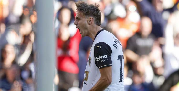 David Gómez celebra un gol con el Valencia.