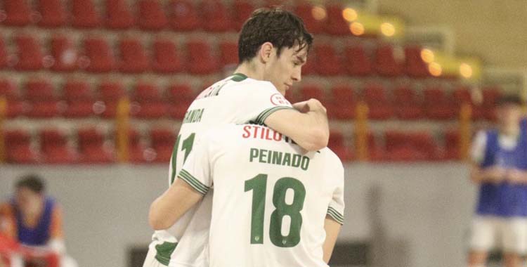 Alberto celebra su gol con Aranda.