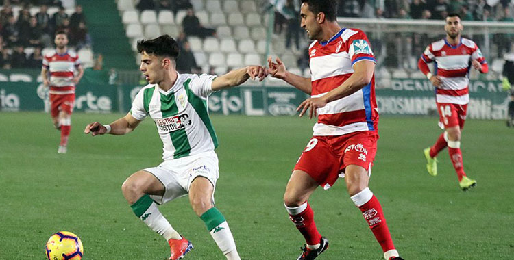 Álvaro Aguado defiende el balón en el último Córdoba-Granada.