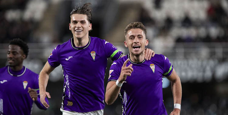 Isma Ruiz celebrando su golazo junto a Álex Sala.