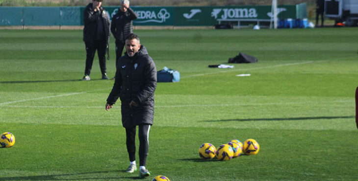 Iván Ania impartiendo órdenes en un entrenamientos con el doctor Bretones y uno de sus fisioterapeutas al fondo.