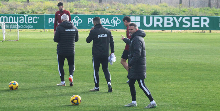 Iván Ania dando instrucciones en el último entrenamiento de la semana antes de viajar a Galicia.