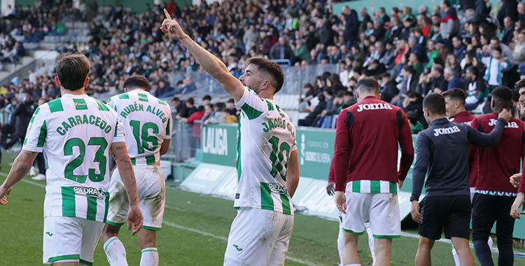 Jacobo dedicando su gol de la victoria en Ferrol tras celebrarlo con sus compañeros.