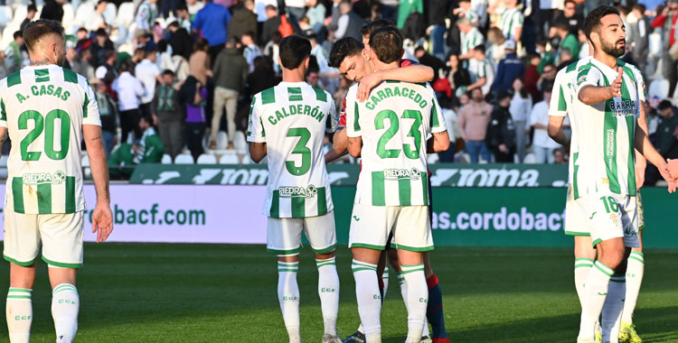 Los jugadores del Córdoba al final del duelo ante el Huesca. Autora: Natalia Román