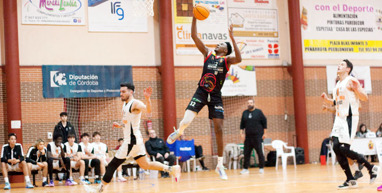 Ali Lajay dejando la bandejita en el aro rival. Foto: Emilio José Torres / Facebook: Torres Caballero Fotografía / Instagram: @ejtorrescaballero