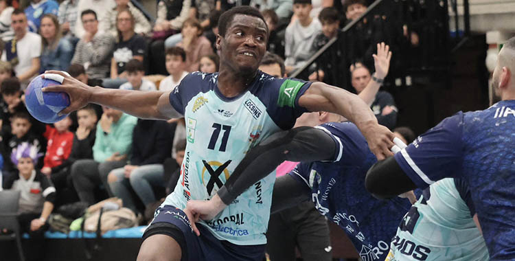 El congoleño Rubén Ledi armando el brazo ante la defensa del Cangas.
