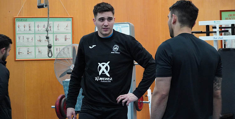 Del gimnasio a la cancha. Lucas Aizen departiendo con el brasileño Denys Barros tras incorporarse esta semana a los entrenamientos del Ángel Ximénez.