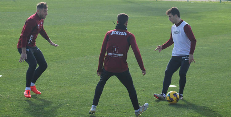 Magunazelaia con el balón ante Calderón y Casas.