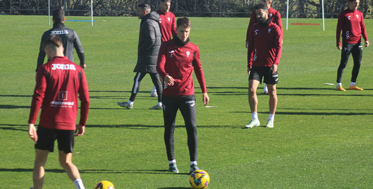 Pedro Ortiz en la pradera de la Ciudad Deportiva con Iván Ania al fondo.