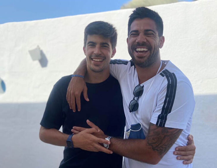 Álex Quintanilla abrazo a Aythami en uno de sus encuentros vacacionales.