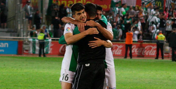 Álex Quintaanilla abrazado a Aythami y otro compañero tras el triunfo ante el Sporting de Gijón que sellaba la permanencia en junio de 2018.