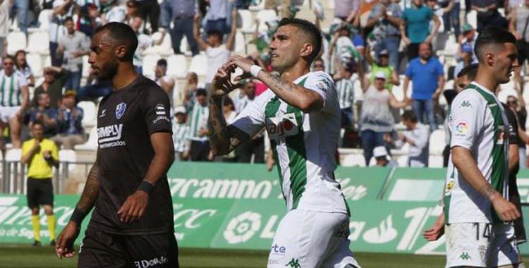 Reyes celebra su único gol con el Córdoba, marcado al Huesca.