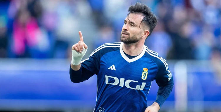 Sebas Moyano celebrando un gol con el Real Oviedo.