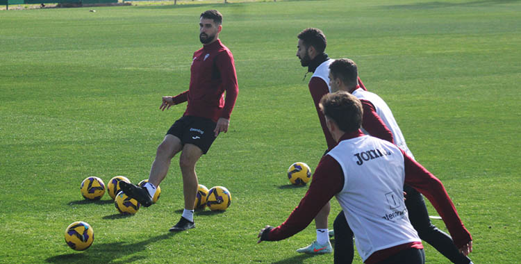 Xavi Sintes pasando el balón en un rondo.