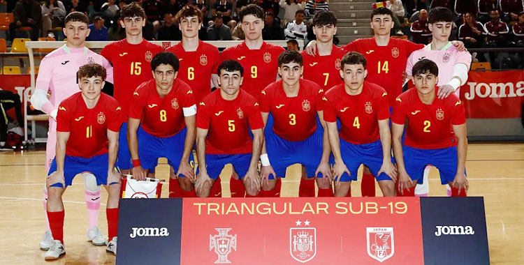 Pablo Guti junto a sus compañeros de la sub19. Foto: RFEF