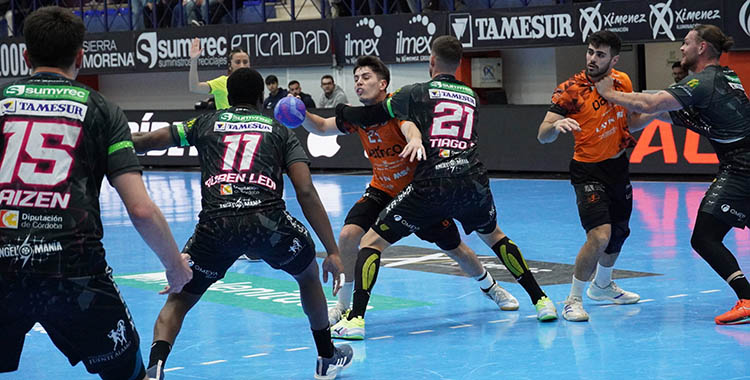 Un lance del último partido jugado en Puente Genil ante Torrelavega.