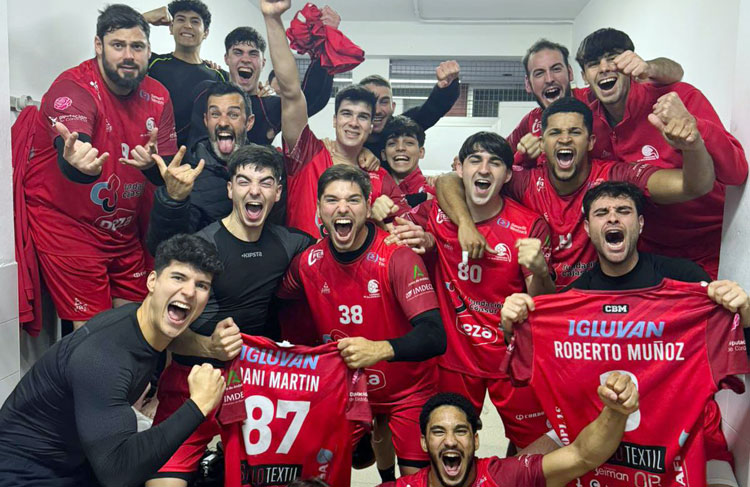 Los jugadores granates, felices en Fátima tras otro triunfo clave. Foto: Rafa Barroso / CBM