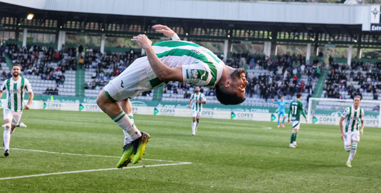 Jacobo González en plena voltereta durante su celebración del gol en Ferrol. Foto: CCF