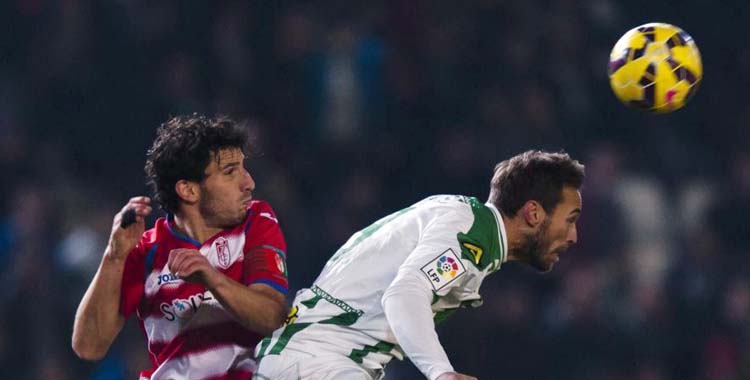 Xisco pugna por el balón ante el Granada en 2015.