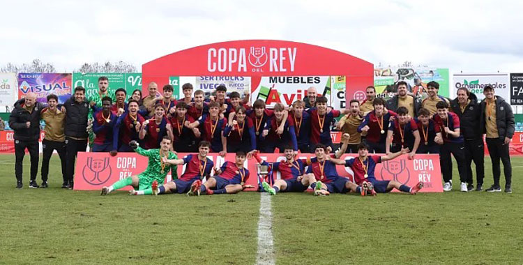 Andrés Cuenca y sus compañeros del Barça tras conquistar la Copa. Foto: RFEF