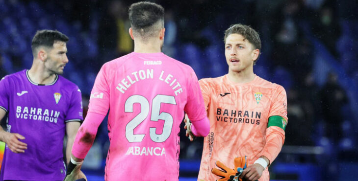 Carlos Marín estrecha la mano de su homólogo en el Dépor, Helton Leite, tras las tablas finales en Riazor. Foto: CCF