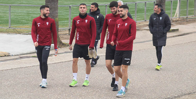 Carlos Isaac bromeando con sus compañeros con Iván Ania al fondo.