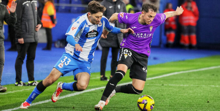 Carracedo luchando por el balón ante un jugador del Deportivo. Foto: CCF