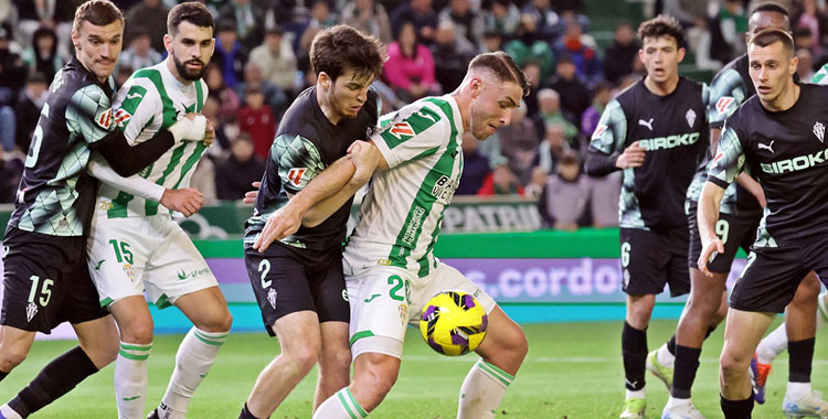 Antonio Casas protege una pelota ante jugadores del Sporting. Foto: CCF