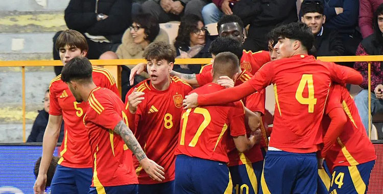 La selección española sub19 celebrando uno de sus goles a Italia. Foto: Andrea Rosito / RFEF