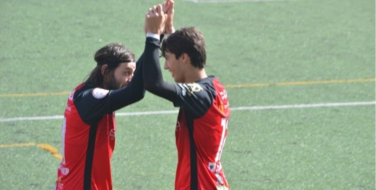 La escuadra rojilla celebra el tanto frente al Bollullos. Foto: Tino Navas / Salerm Puente Genil