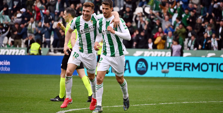 Alberto del Moral celebrando con Pedro Ortiz el 4-0 al Granada. Autora: Natalia Román