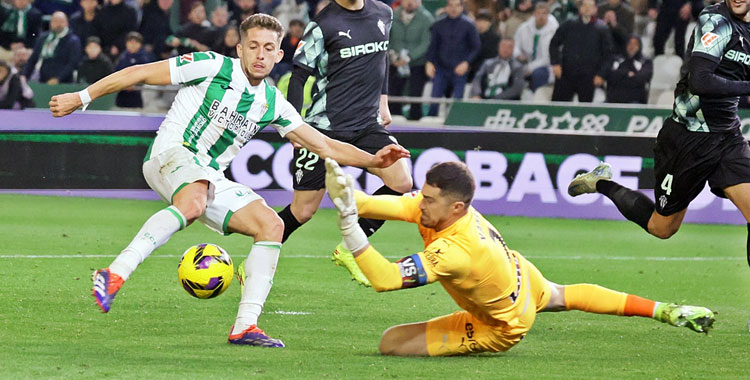 Isma Ruiz en una de las últimas acciones del Córdoba-Sporting. Foto: CCF